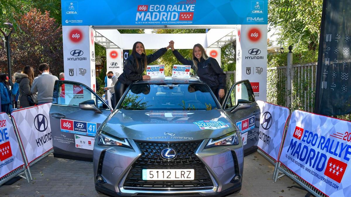 Nerea Martí y Raquel Muñoz alzan el triunfo en la categoría de coches híbridos en el Eco Rallye de Madrid.