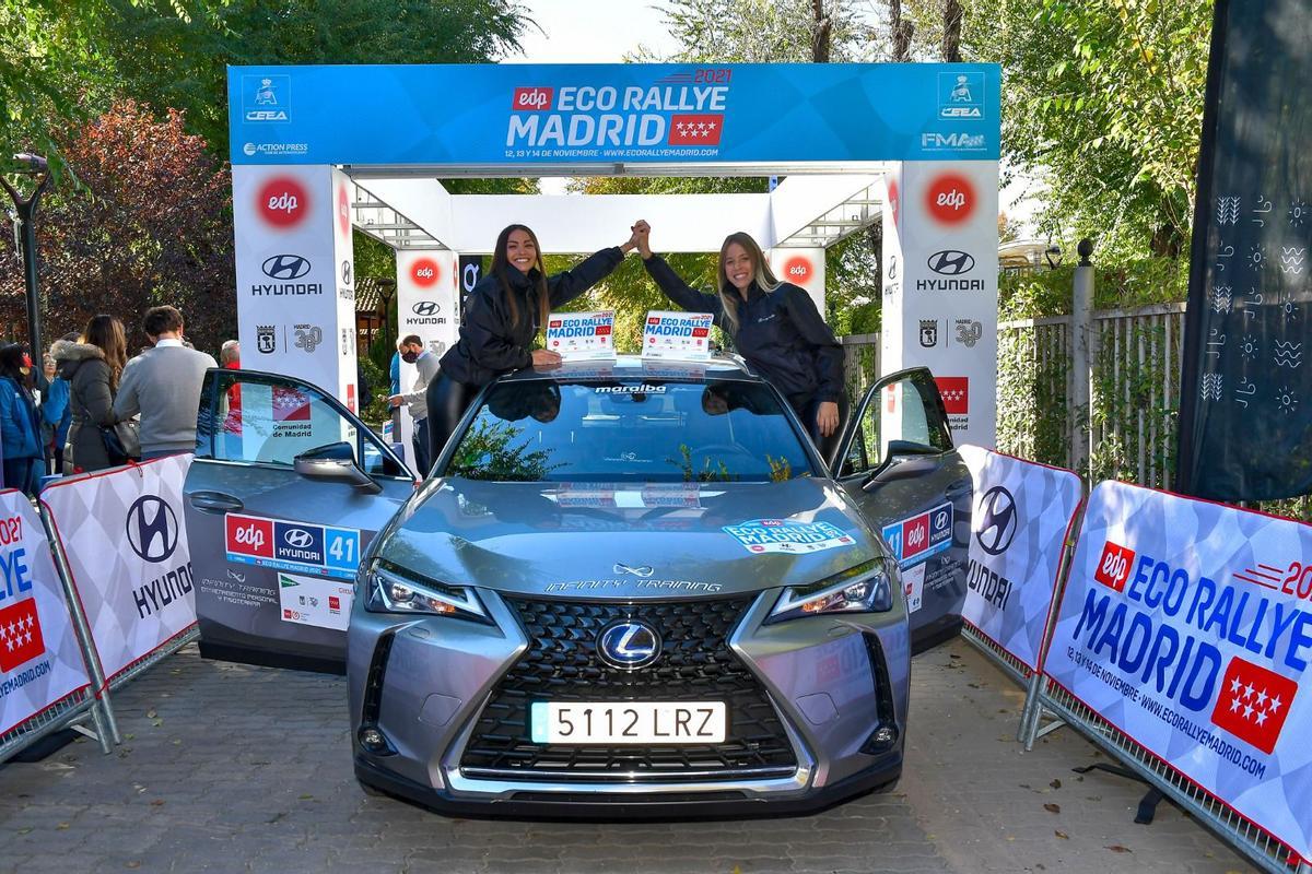 Nerea Martí y Raquel Muñoz alzan el triunfo en la categoría de coches híbridos en el Eco Rallye de Madrid.