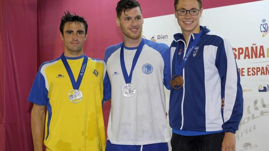 Marc Sánchez, en el centro, con su medalla de oro.