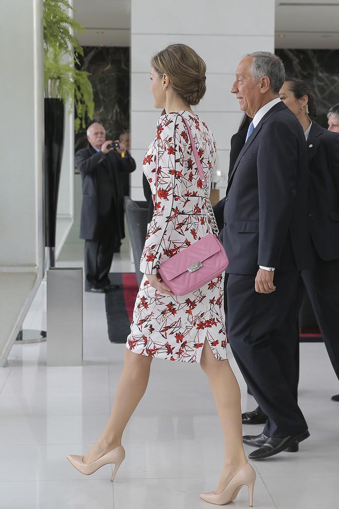 Letizia Ortiz con bolso rosa chicle de Uterqüe