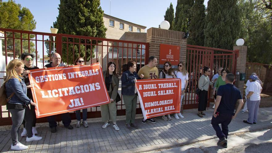 Los trabajadores de la residencia de la tercera edad de L&#039;Alcúdia de Crespins salen a la calle