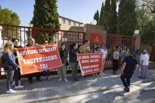 Los trabajadores de la residencia de la tercera edad de L'Alcúdia de Crespins salen a la calle