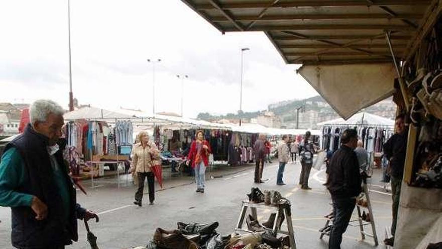 Puestos en el mercadillo de A Xunqueira.  // Gustavo Santos