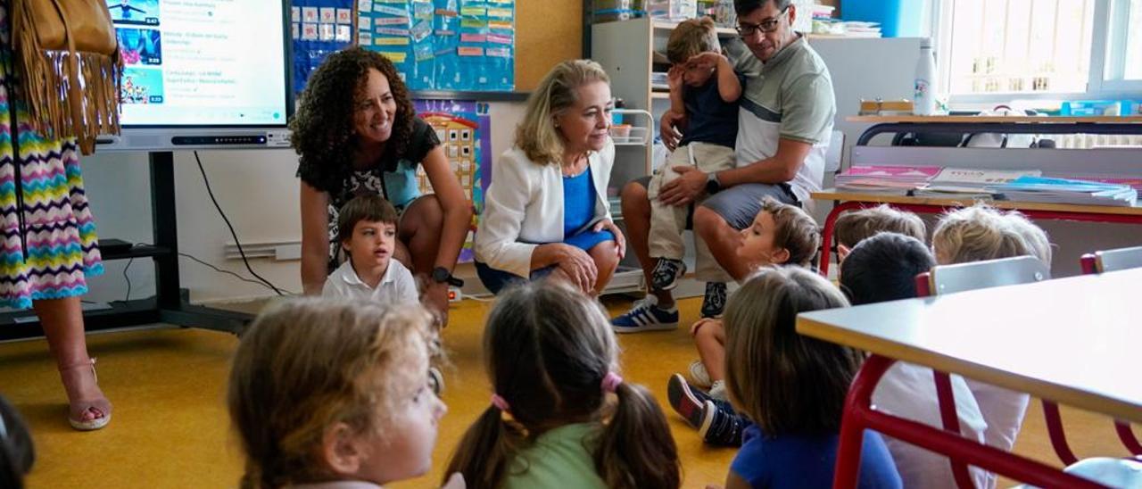 La consejera de Educación, Mercedes Vaquera, este lunes en el colegio Dulce Chacón de Cáceres.