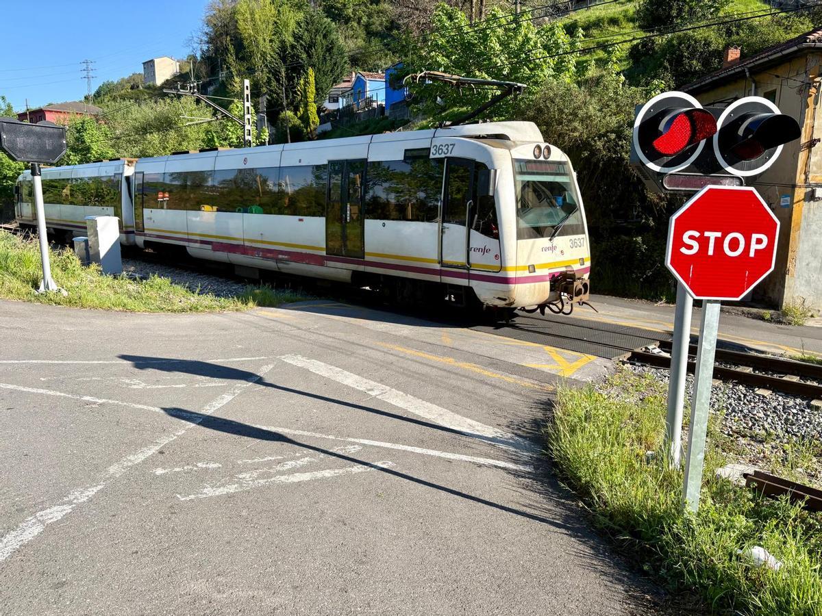 Paso a nivel sin barreras de El Ponticu, en Sama de Langreo