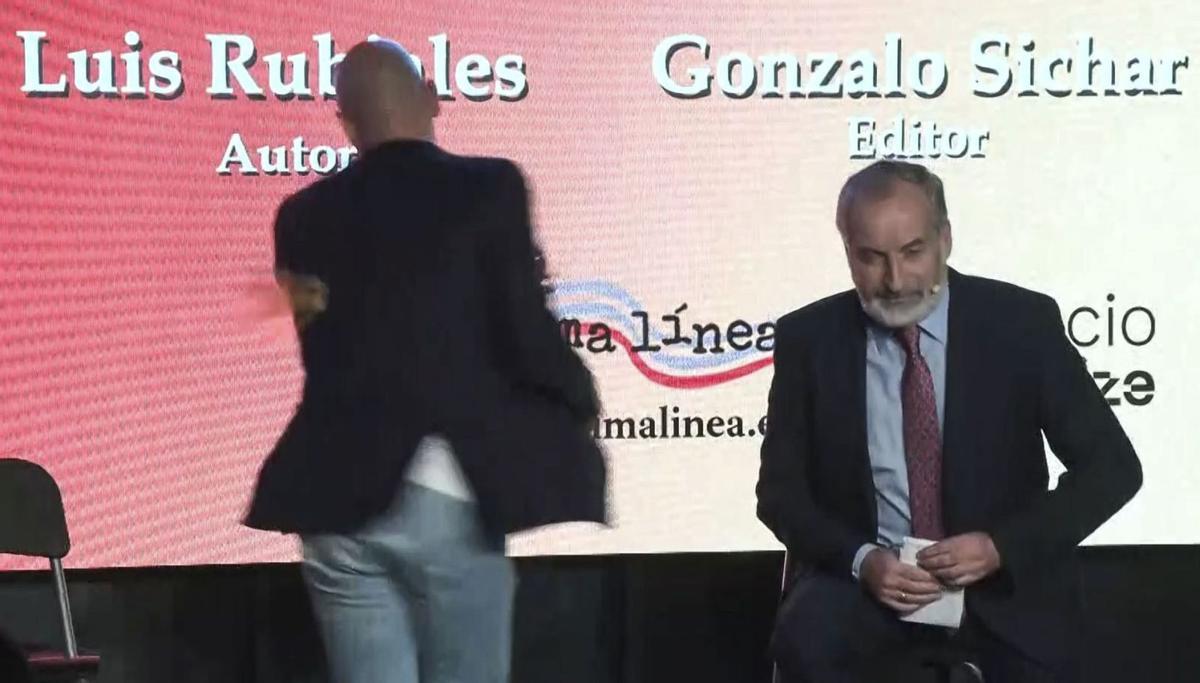 L’oncle de Rubiales li llança ous en la presentació del seu llibre