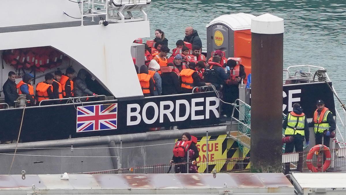 Un barco con inmigrantes menores y mayores de edad llega a la puerto de Dover.