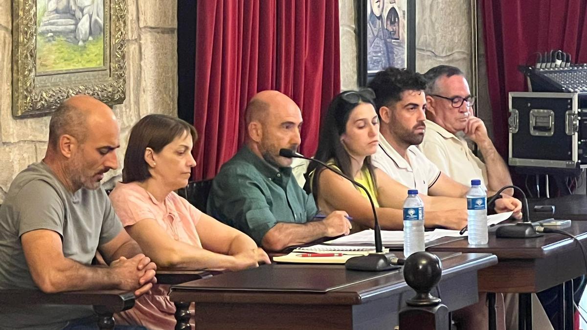 Grupo municipal del PP durante una sesión plenaria en Padrón