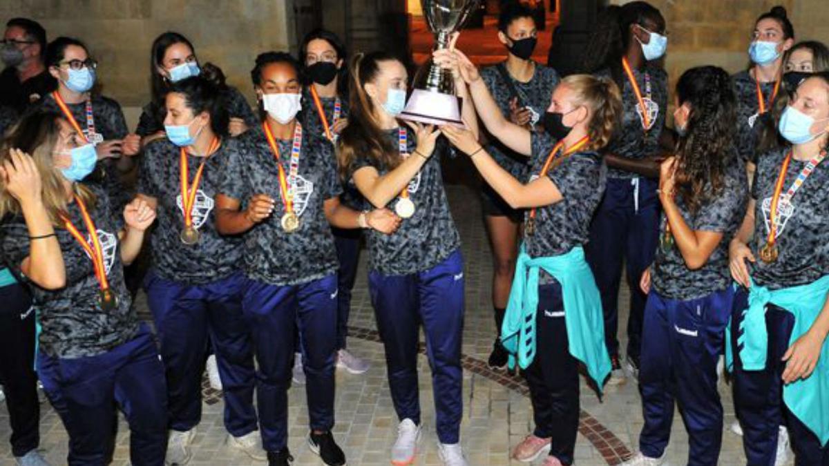 Las jugadoras que han alcanzado la gloria en 
los últimos meses gracias a sus triunfos sobre 
la cancha.  antonio amorós