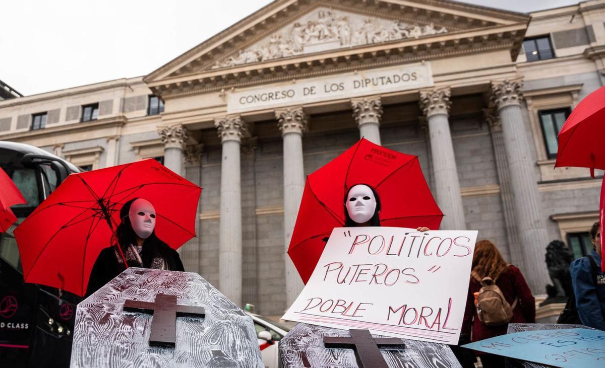 Primera patacada del PSOE al decaure la seva llei contra la prostitució