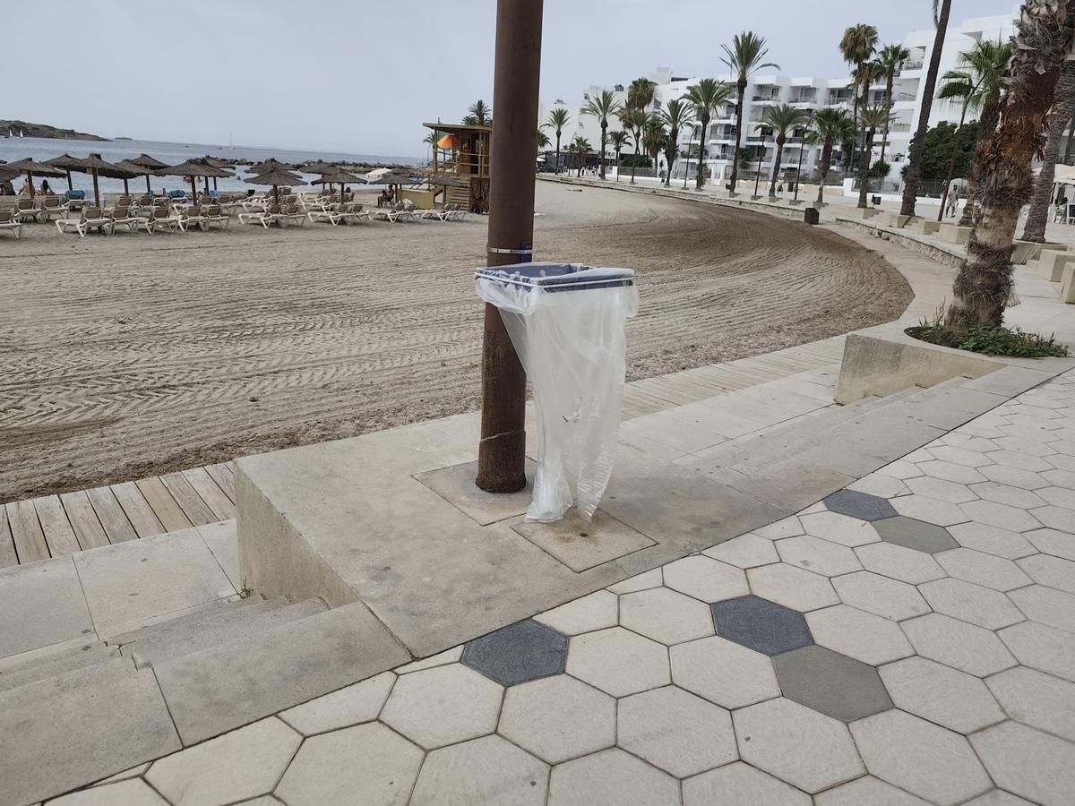 Una papelera auxiliar en el paseo marítimo de ses Figueretes
