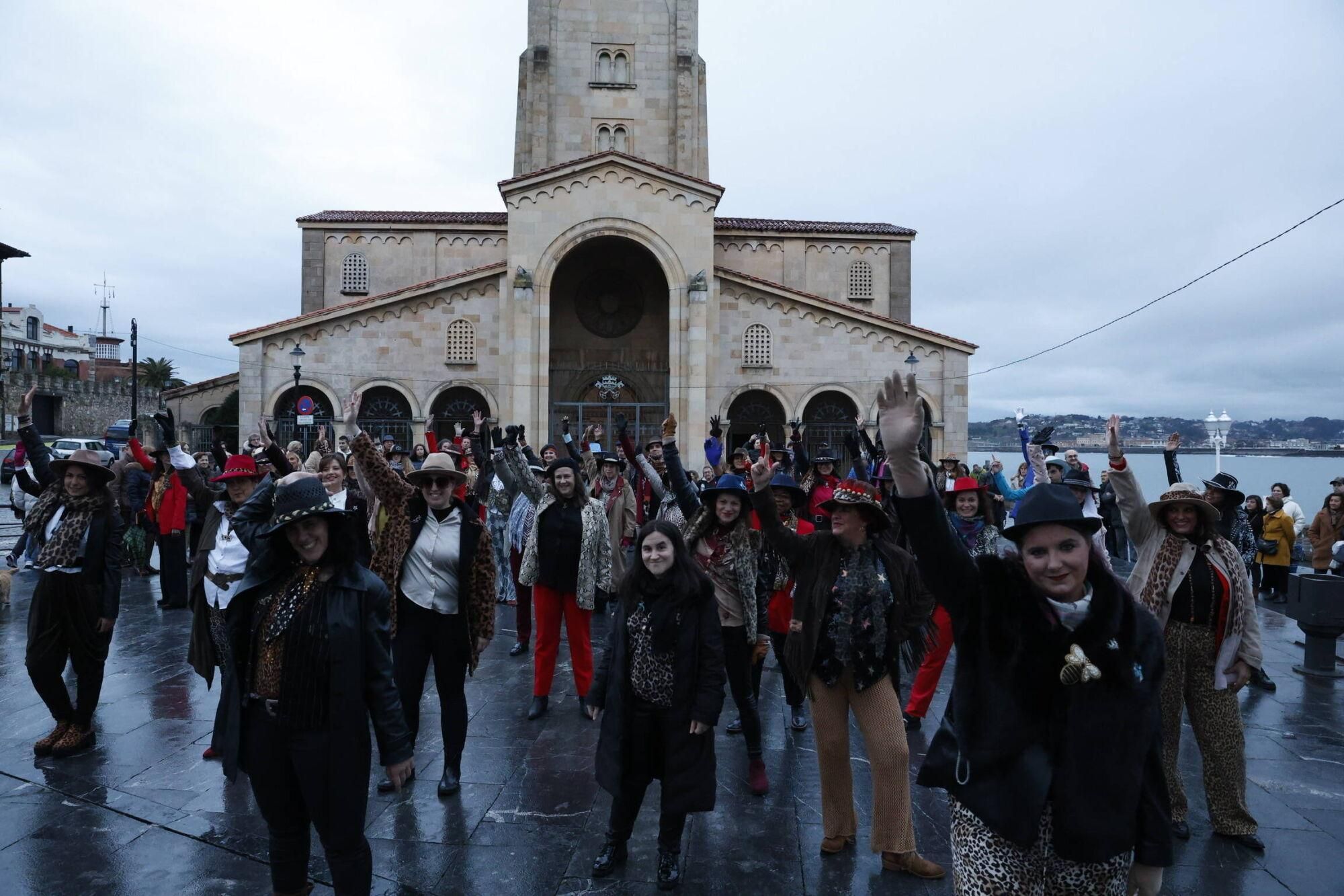 EN IMÁGENES: Flashmob en honor a Tino Casal en Gijón
