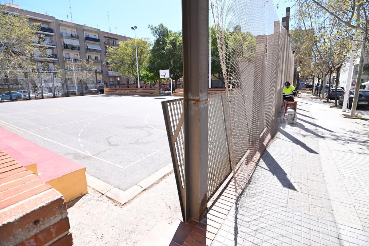 Los operarios han iniciado las labores en una de las aceras