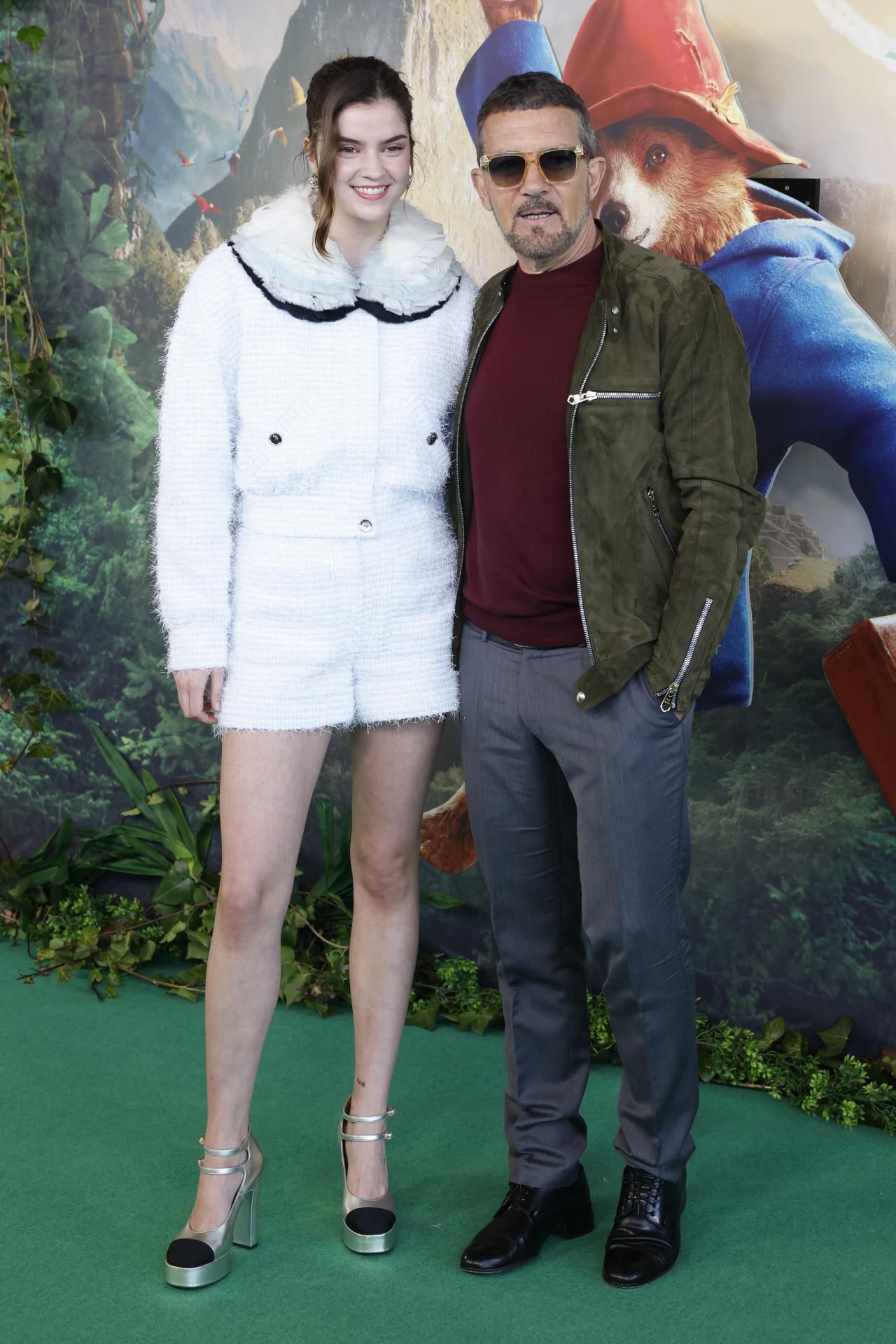 Carla Tous junto a Antonio Banderas en la premier de 'Paddington: aventura en la selva' en Madrid
