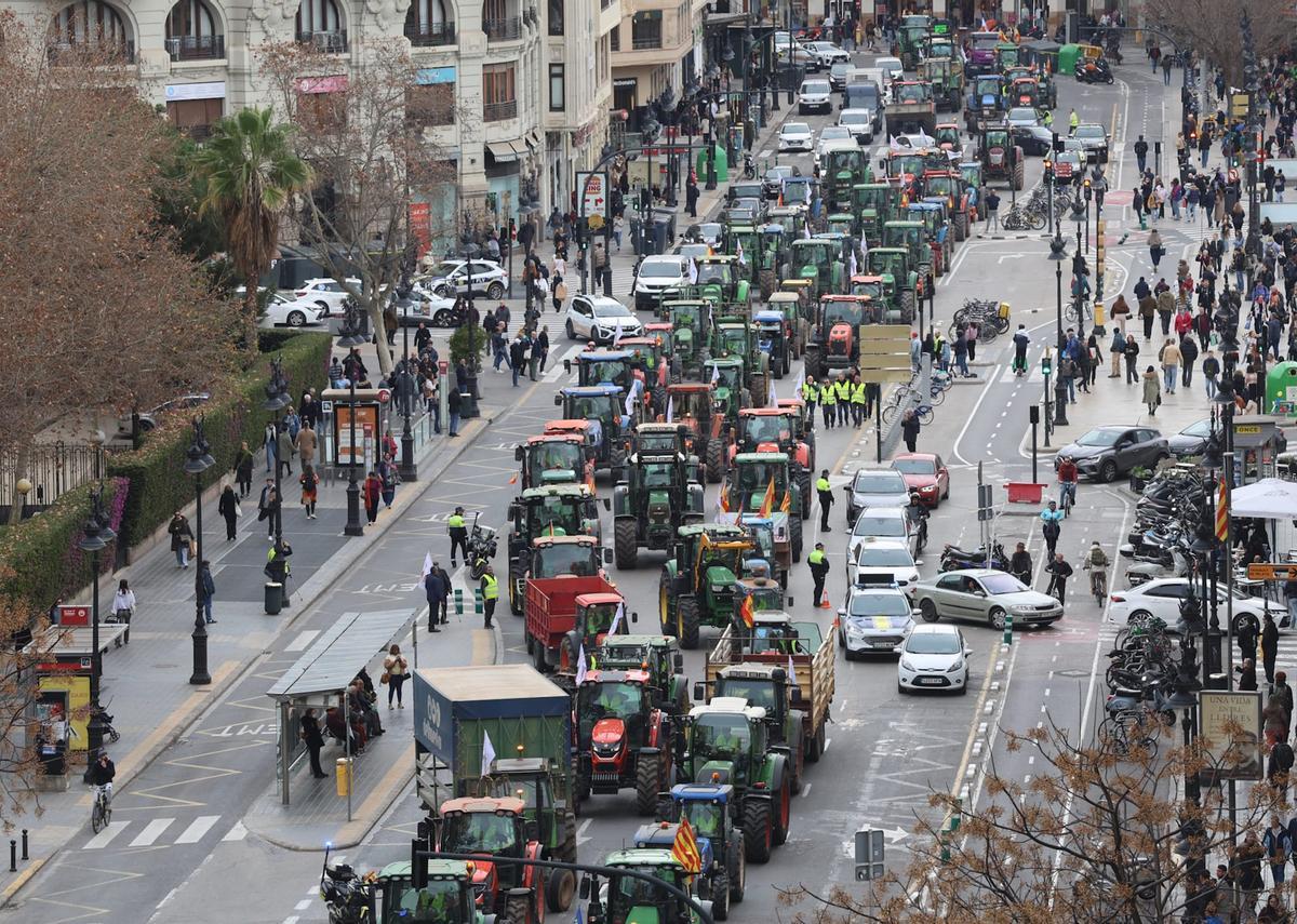 Decenas de tractores por la calle Xàtiva, esta mañana.