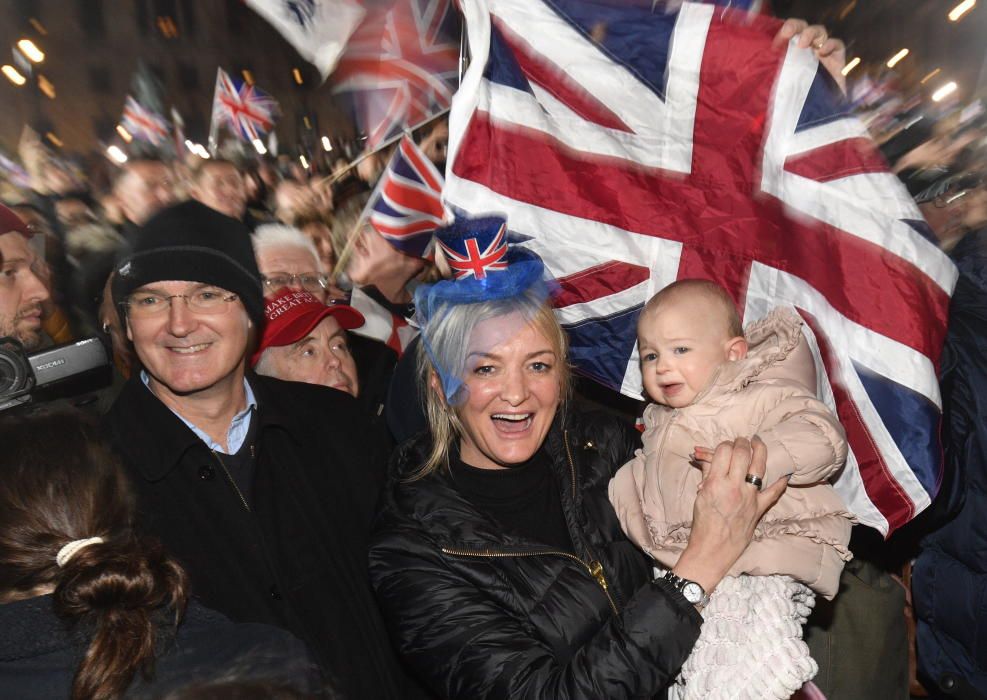 Partidarios del Brexit celebran la salida del Reino Unido de la UE.