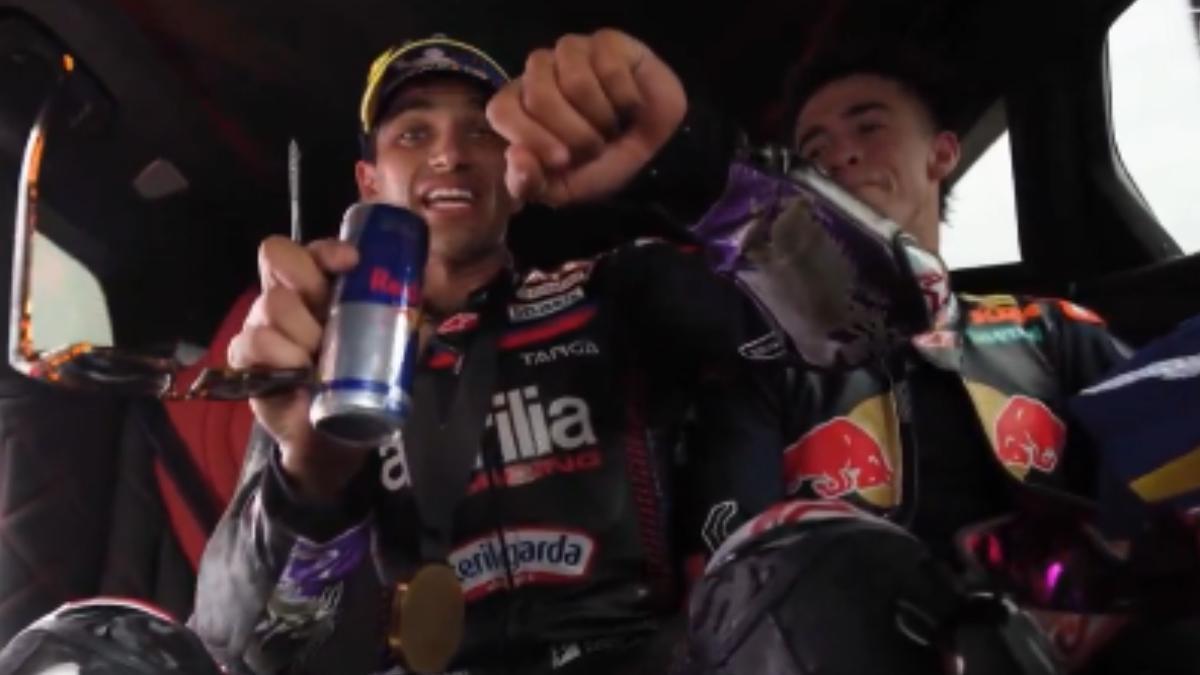 Jorge Martín explica a Pedro Acosta su caída haciendo el 'caballito'