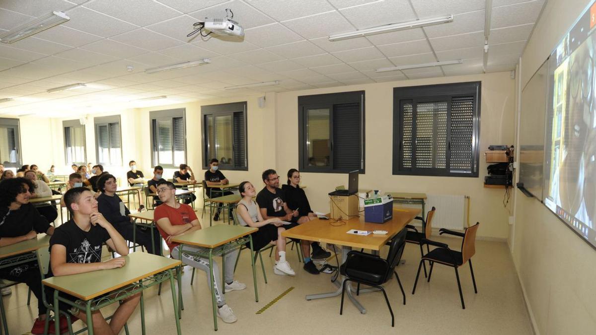 Videoconferencia nunha aula 
do instituto de Vila de Cruces, 
onte ao mediodía.  | // BERNABÉ/JAVIER LALÍN