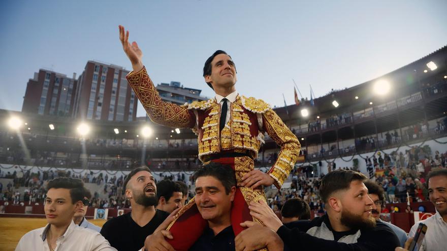 Corrida Picassiana: Juan Ortega rinde el mejor homenaje posible a Picasso y sale a hombros de La Malagueta