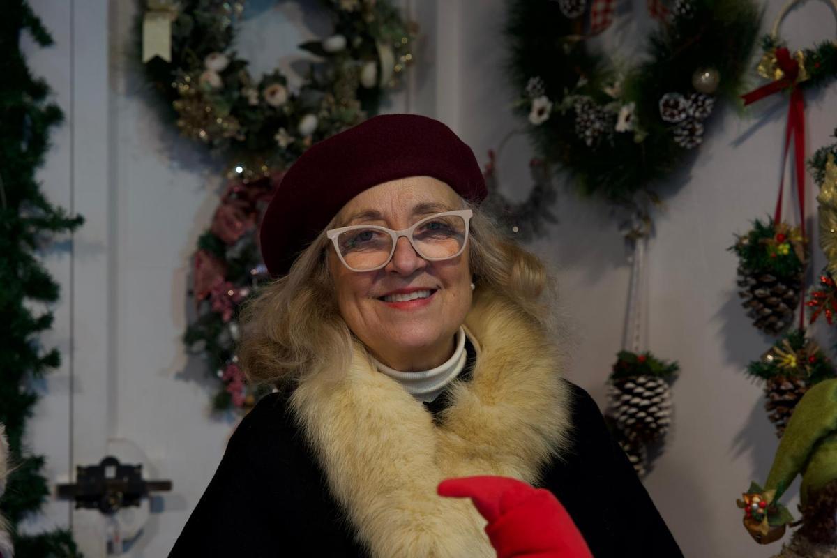 Paqui Benavente es una de las artesanas más veteranas en el mercado navideño de San Francisco.