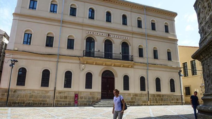 El obispo de Plasencia traslada a Salamanca a los tres alumnos del seminario