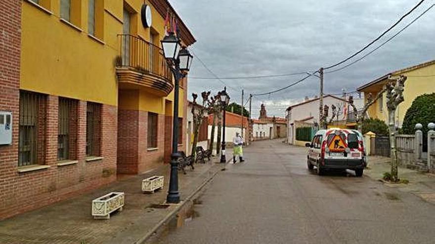 Actuación de desinfección en la mañana de ayer en El Piñero.