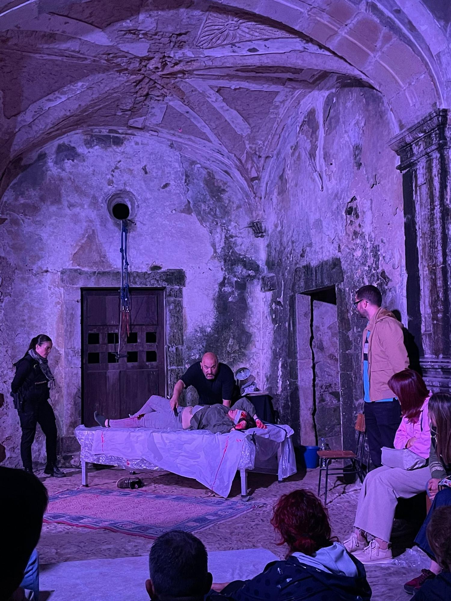 En imágenes: Así fue "Redención", la primera función de teatro inmersivo que se celebra en el monasterio de Cornellana