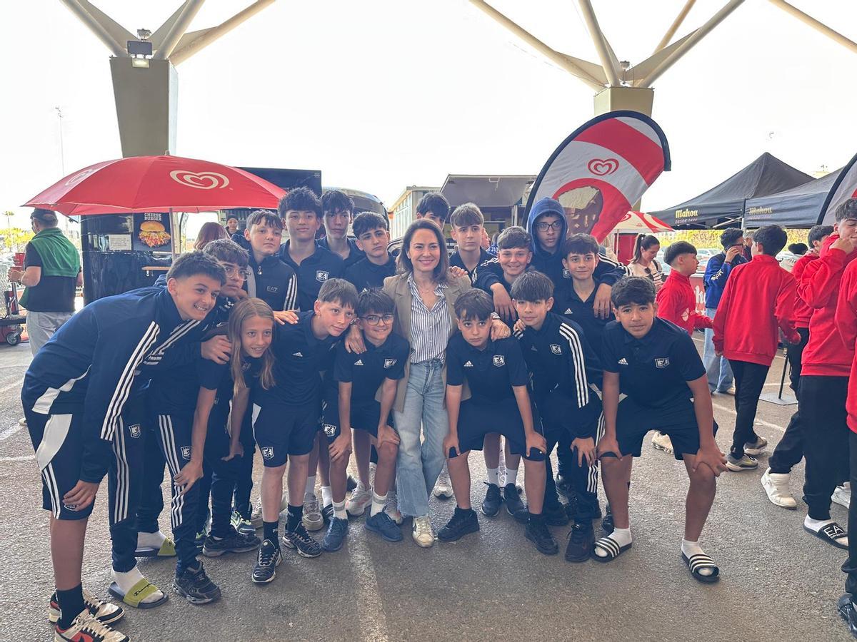 Huertado, junto a participantes en el Torneo Primer Toque.