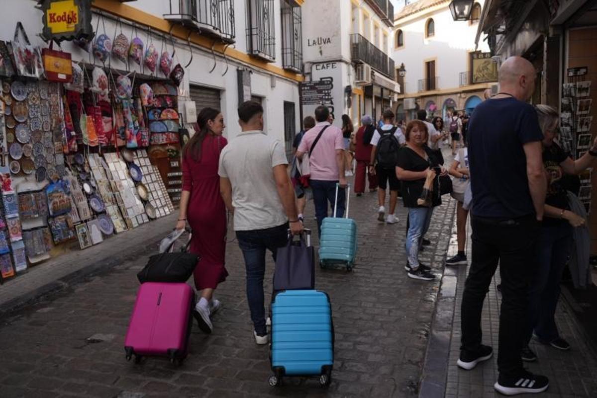 Turistas pasean por la Judería de Córdoba.