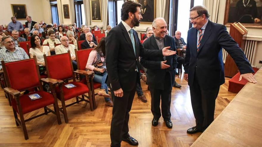 De izquierda a derecha, Germán López, que presentó el acto; Juan José Tuñón y José María Navia Osorio, presidente de la Asociación de Amigos de Vetusta, Lancia y Pilares, antes de la conferencia.