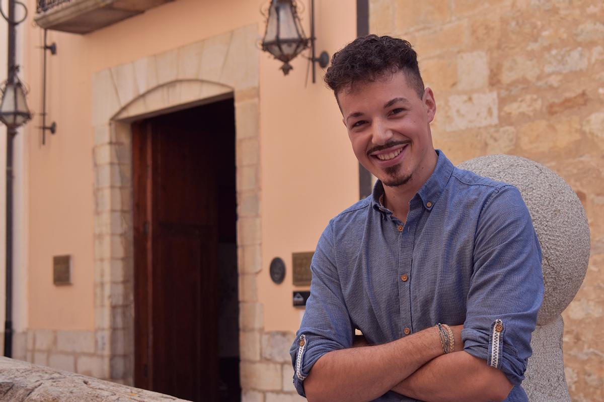 Daniel Diago, en la imagen frente a la fachada del ayuntamiento, será el pregonero de l'Anunci del LV Sexenni.