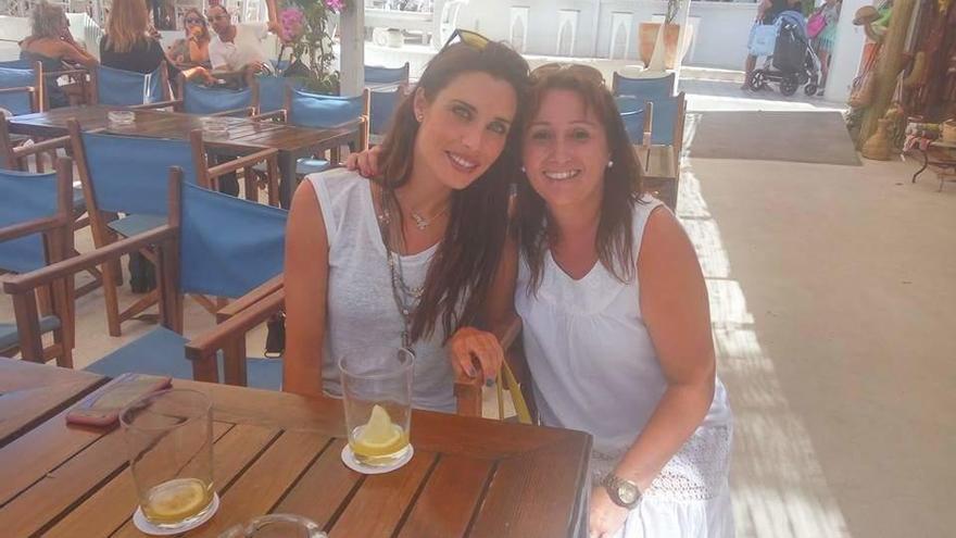 Pilar Rubio con una admiradora en una terraza de Xàbia