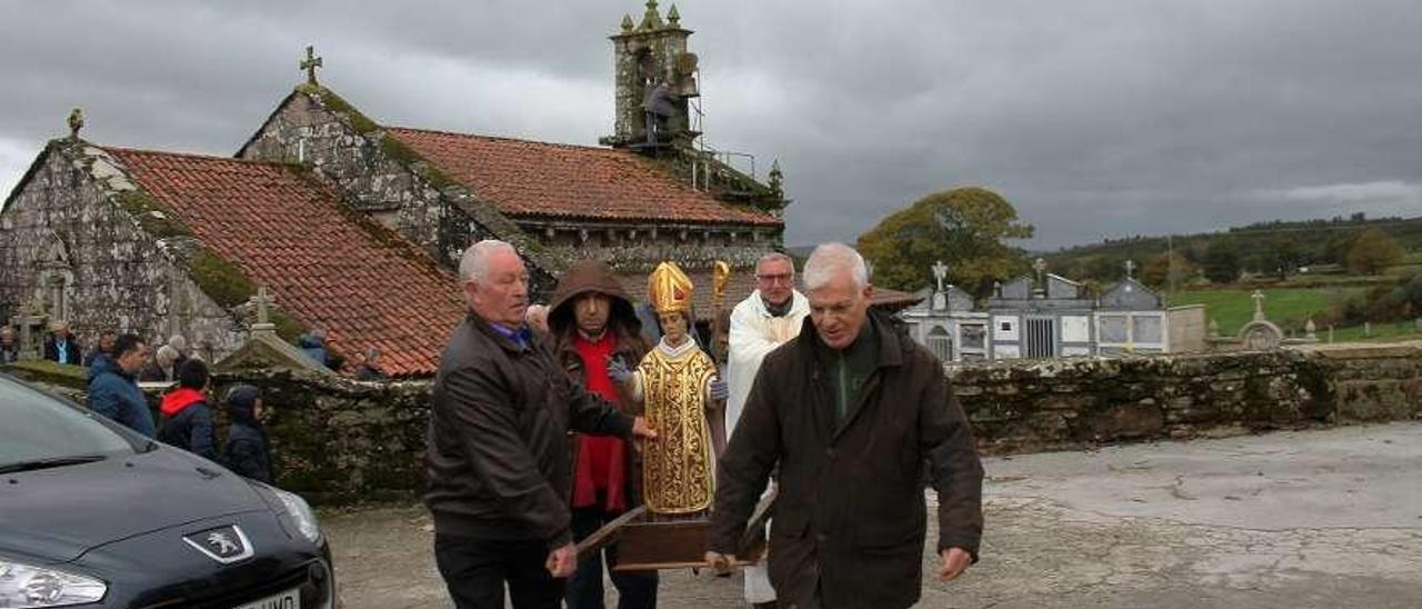 Procesión polos arredores da igrexa parroquial de Asperelo. // D.G.A.