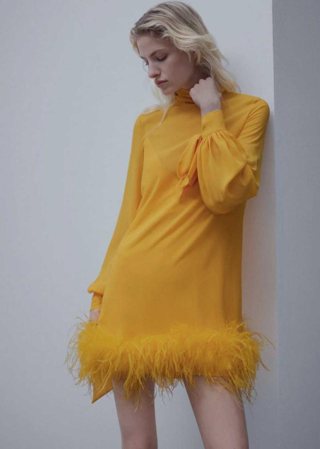 Vestido corto amarillo con plumas de Mango