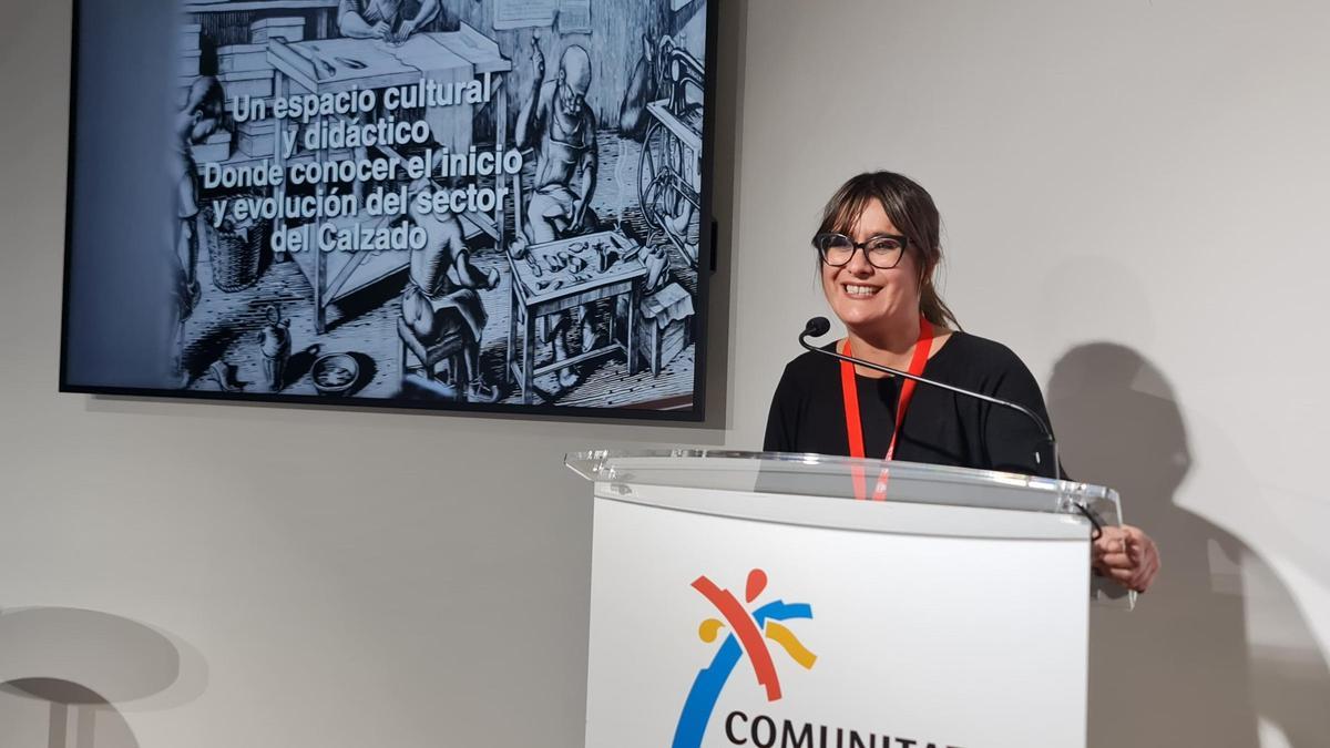 La directora del Museo del Calzado de Elda, Andrea Paños, en Fitur.