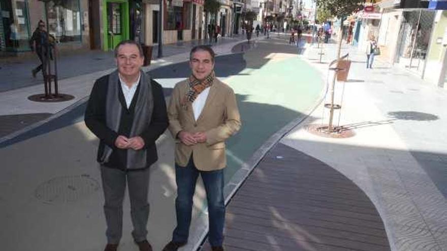 El presidente de la Diputación, Elías Bendodo, visitó ayer las obras, junto al alcalde, Delgado Bonilla.