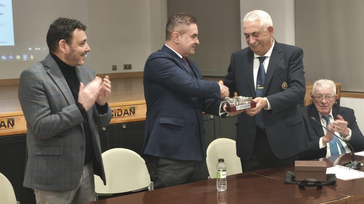 Luis Benito García, en el centro, recibe el premio "Chalaneru" del año 2025 de "La Pegarata"