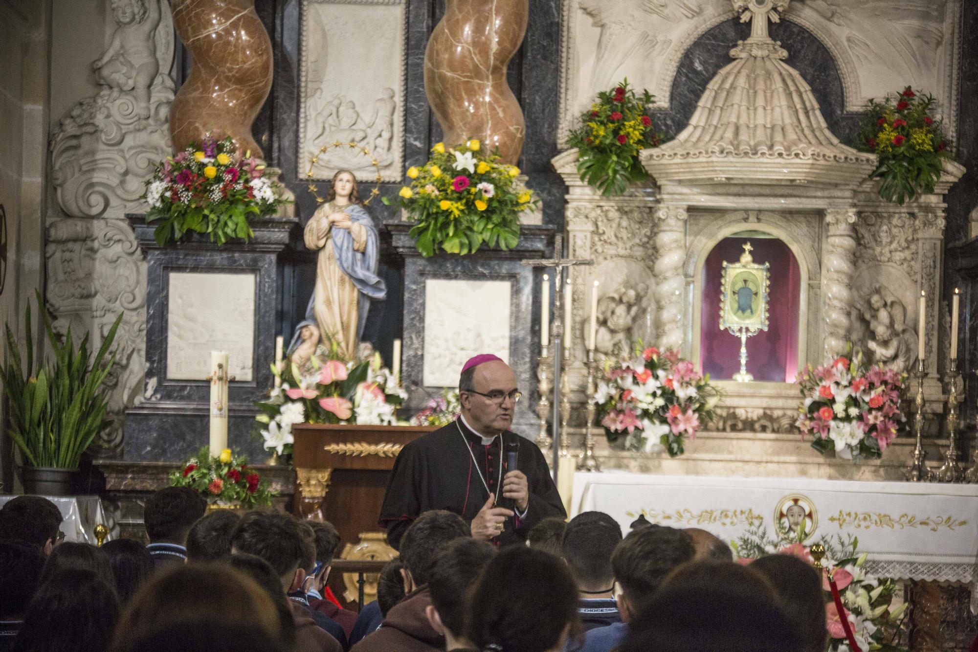 El obispo José Ignacio Munilla recibe a los niños en la Peregrina Escolar de Santa Faz