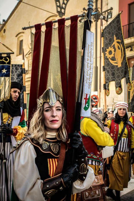 La procesión de la reliquia es uno de los actos que más agradan a los alcoyanos en el día dedicado al patrón San Jorge.