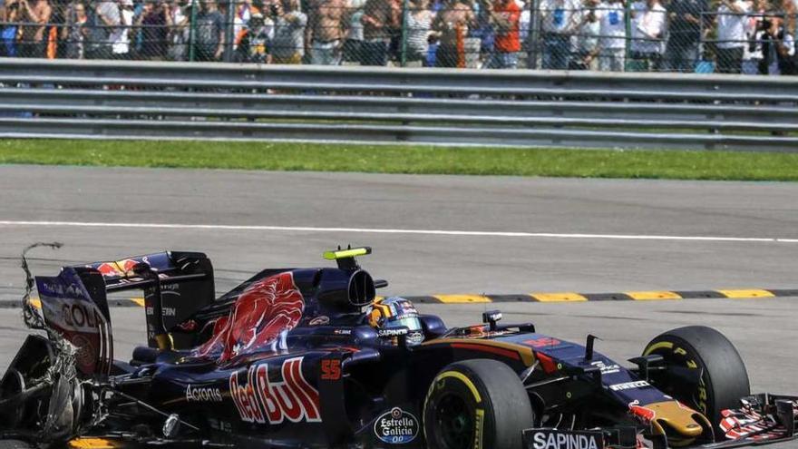 El monoplaza de Carlos Sainz, con la rueda trasera reventada tras sufrir un pinchazo.