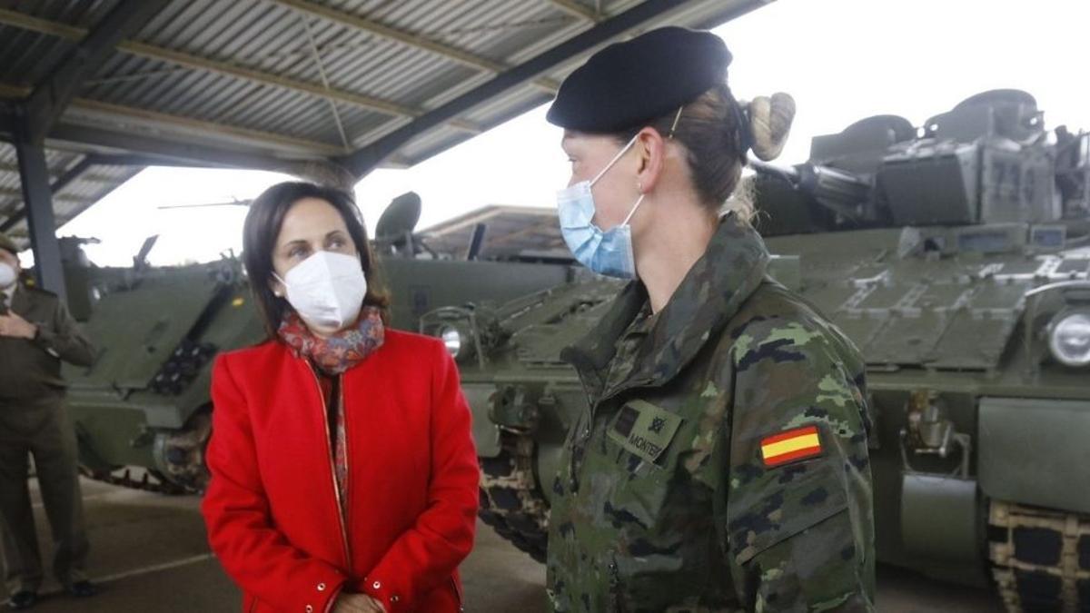 La ministra de Defensa, Margarita Robles, durante su visita a la BRI X este viernes.