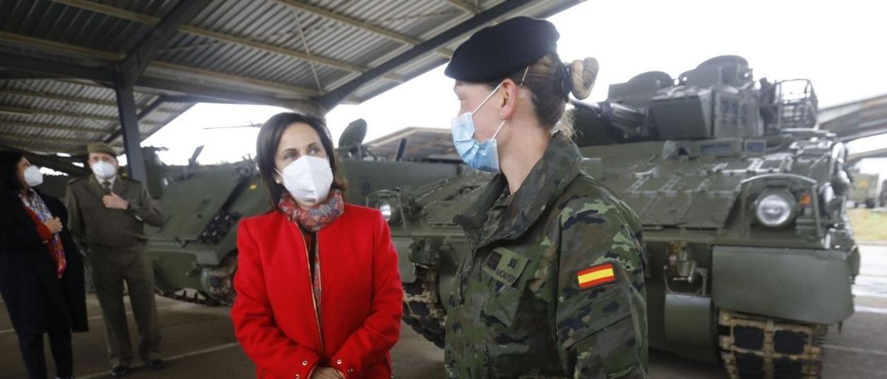 La ministra de Defensa, Margarita Robles, durante su visita a la BRI X este viernes.