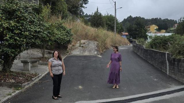 La alcaldesa de Cangas y la edil de Obras,  en Enxerto.