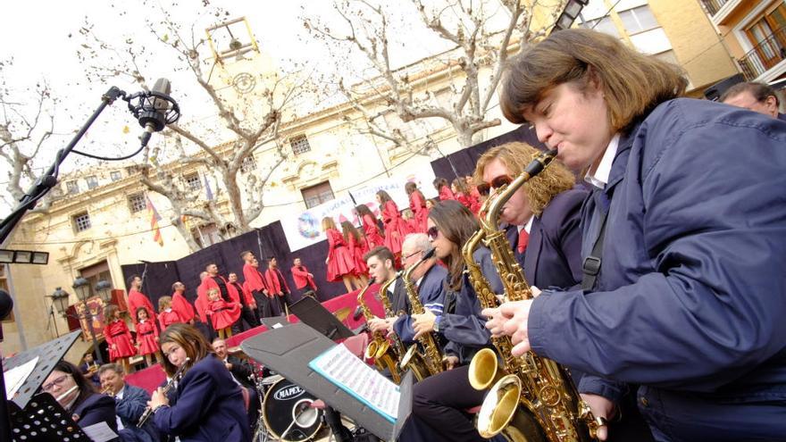 Fiesta, música y disfraces en La Jira de Aspe