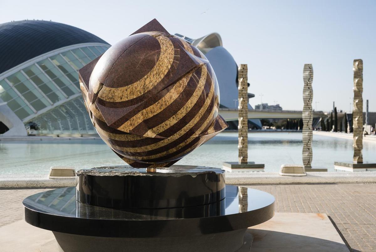 Dos de las piezas del escultor Park Eun Sun en la Ciutat de les Arts i les Ciències