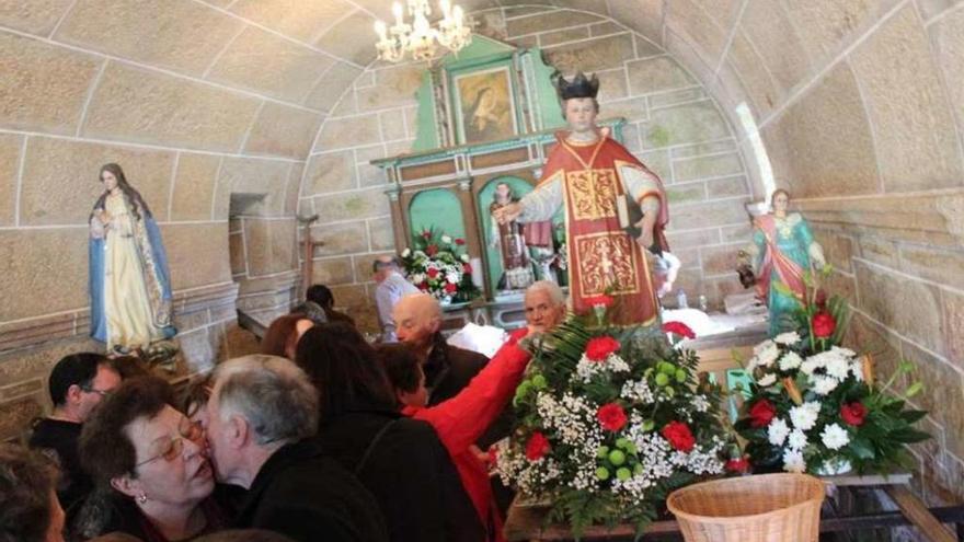 Los fieles se acercan a la imagen del santo en el interior de la ermita.