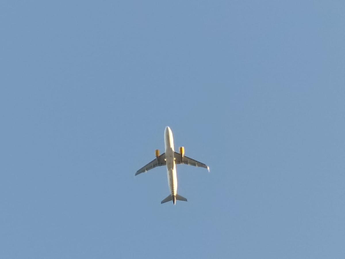 Un avión despega del aeropuerto de Palma de Mallorca. Un avión despega del aeropuerto de Palma de Mallorca.