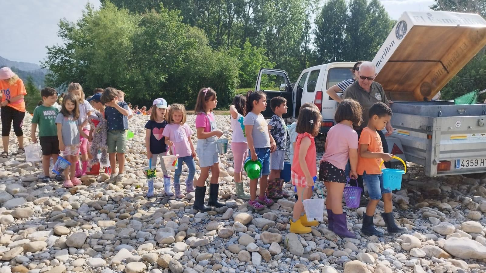 Los escolares de Arriondas repueblan el Sella con 5.000 alevines de trucha