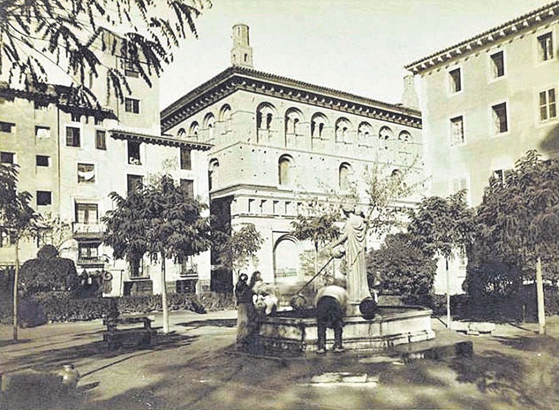 Plaza de la Seo (1895). La Lonja y la Fuente de la Samaritana en uso.