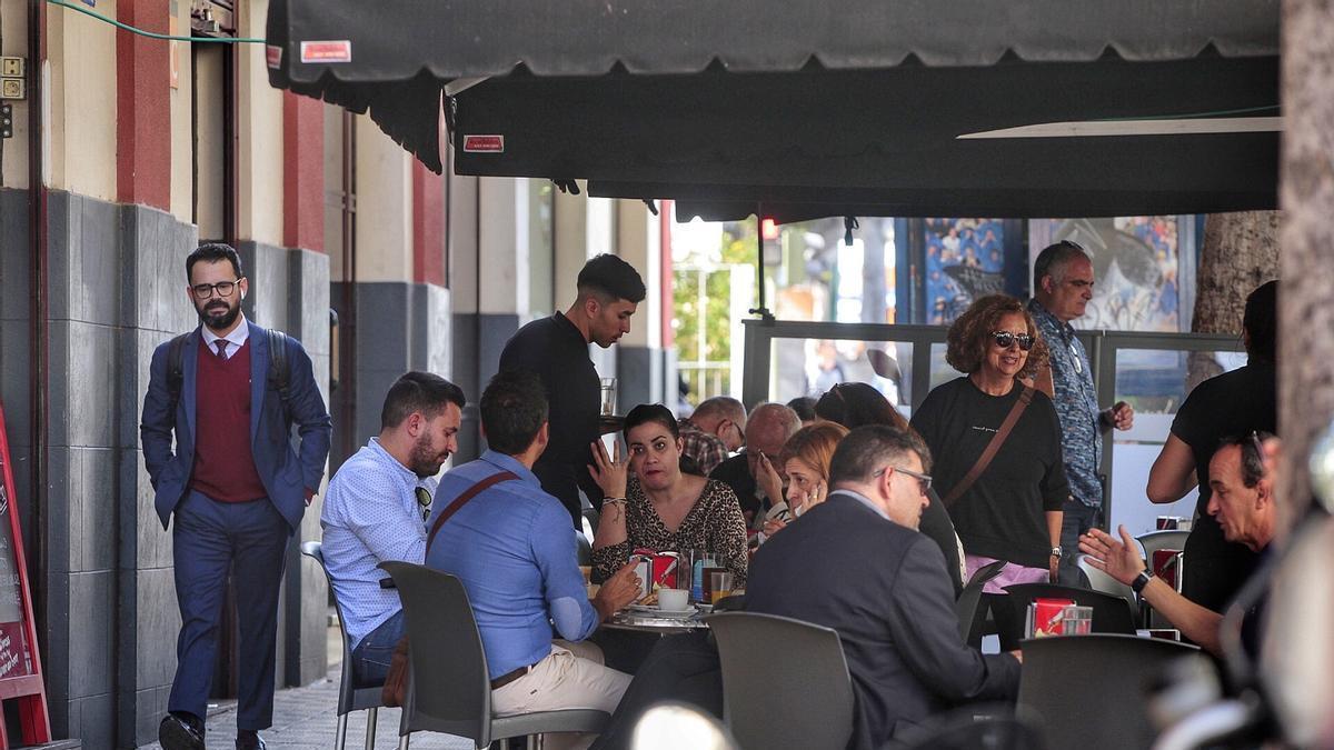 Clientes consumiendo en una cafetería.